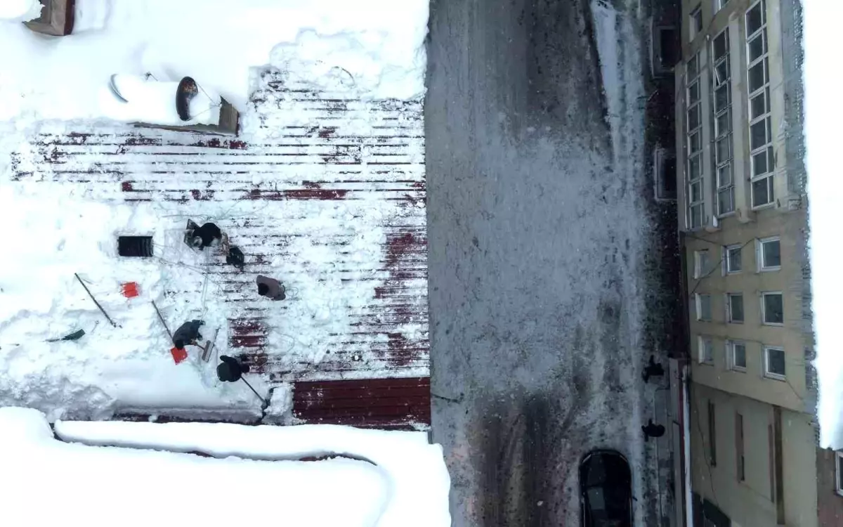 Muş'ta çatı temizleyen işçilerin zorlu mesaisi