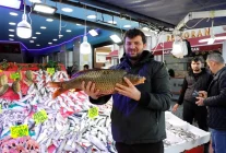 Samsun'da olumsuz hava koşullarının düzelmesiyle balık tezgahları yeniden şenlendi