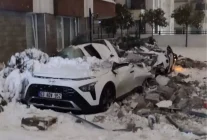 Şanlıurfa'da kar nedeniyle çatılar çöktü; 67 araç hasar gördü