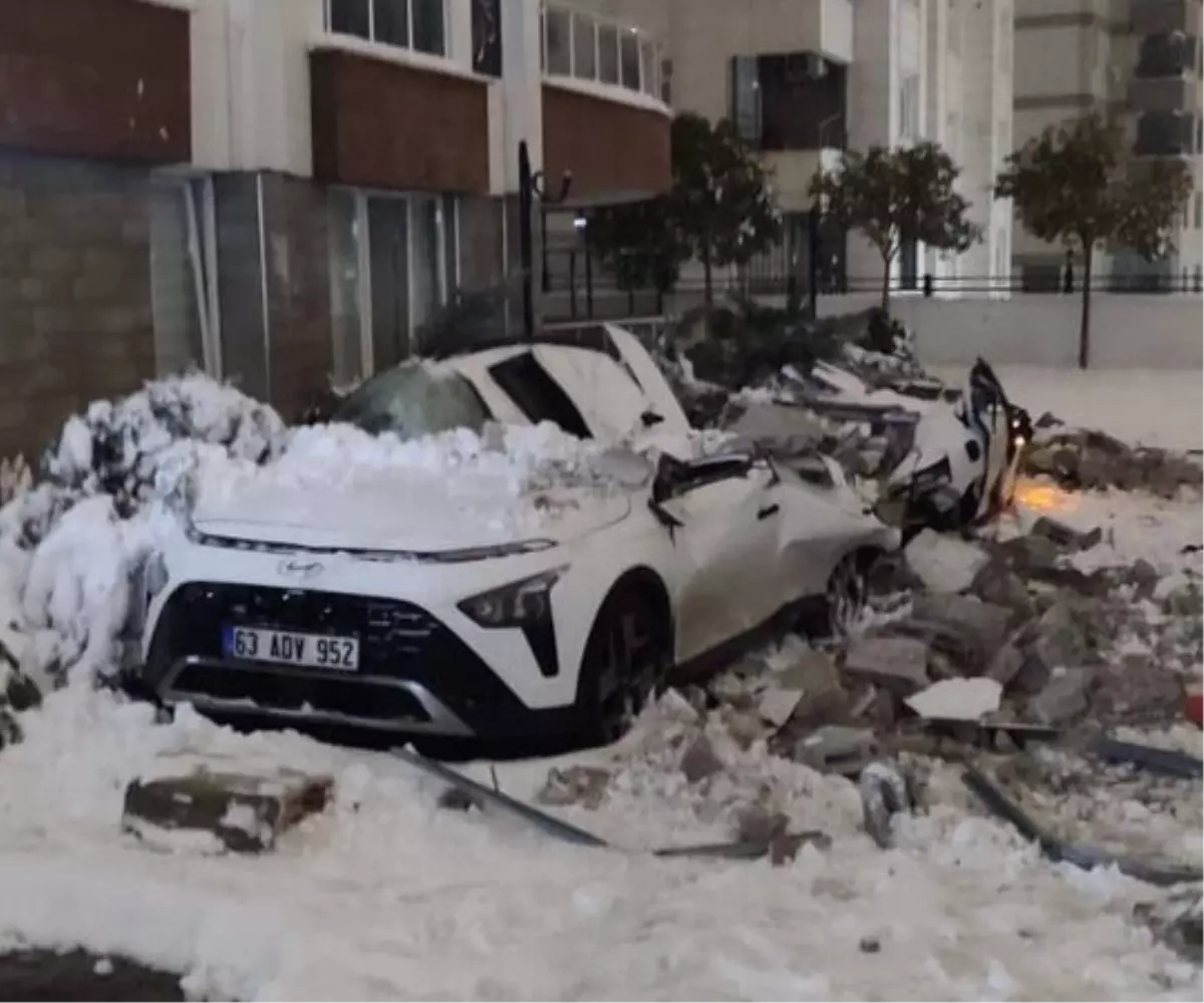 Şanlıurfa'da kar nedeniyle çatılar çöktü; 67 araç hasar gördü