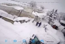 Seraların çökme anı kamerada: Kar altında kaldı, komşularının yardımıyla kurtarıldı