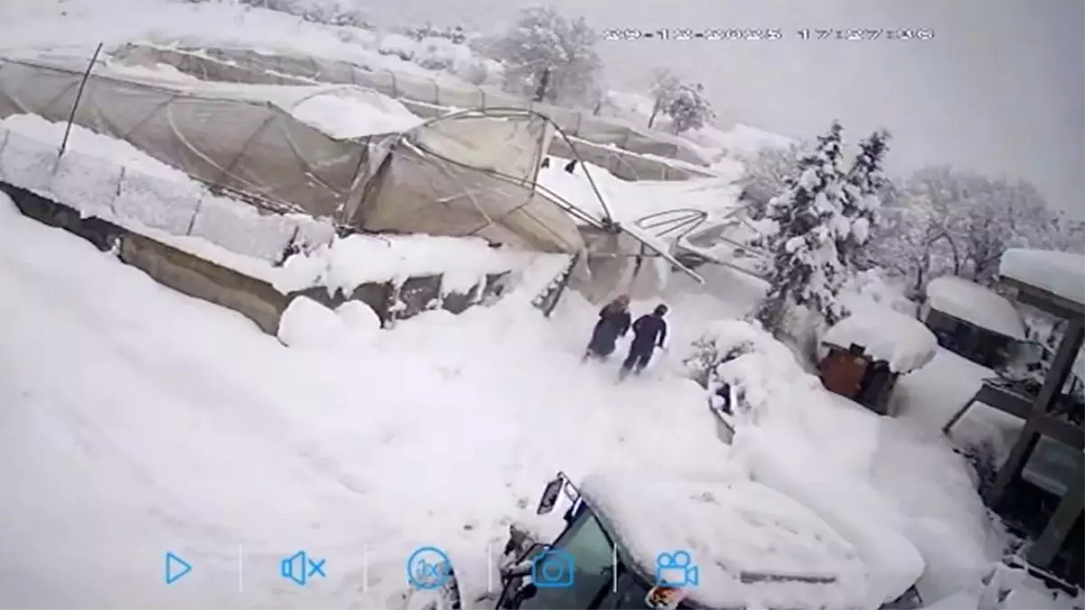 Seraların çökme anı kamerada: Kar altında kaldı, komşularının yardımıyla kurtarıldı