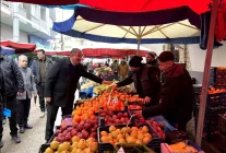 Vali Dr. Erdinç Yılmaz, pazarcı esnafıyla buluştu