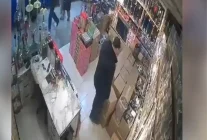 Asma tavan iş yeri sahibinin üzerine çöktü; o anlar kamerada