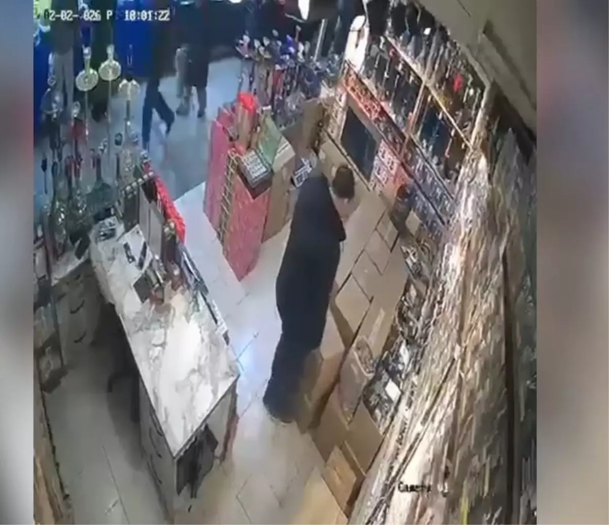 Asma tavan iş yeri sahibinin üzerine çöktü; o anlar kamerada