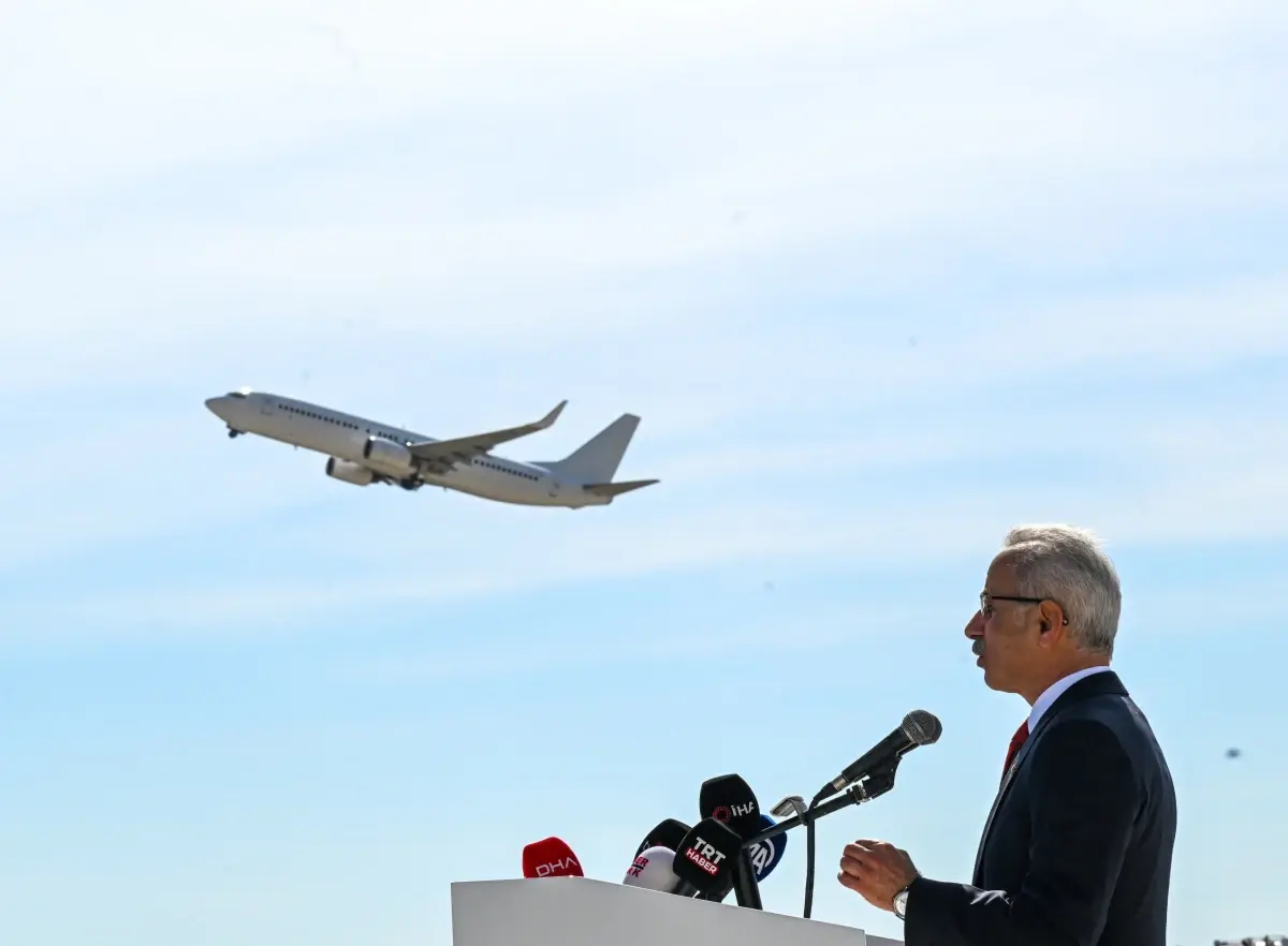 Bakan Uraloğlu: Ocak ayında havalimanları 17,7 milyon yolcuya hizmet verdi