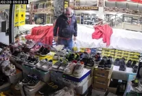 Bir mağazadan mont diğerinden ayakkabı çaldı: O anlar kamerada