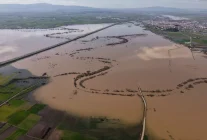 Derenin taşması ile yollar ve tarım arazilerini su bastı; mahsur kalan sürücü kurtarıldı