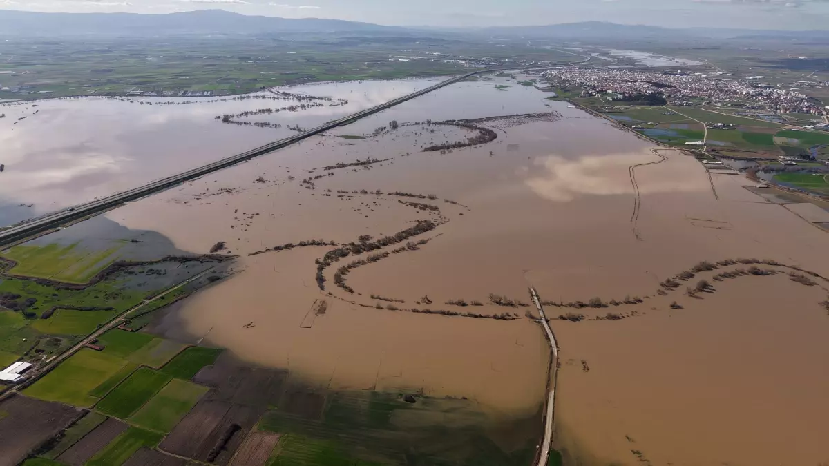 Derenin taşması ile yollar ve tarım arazilerini su bastı; mahsur kalan sürücü kurtarıldı
