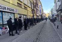 Eskişehir'de ilk iftar öncesi metrelerce "pide" kuyruğu