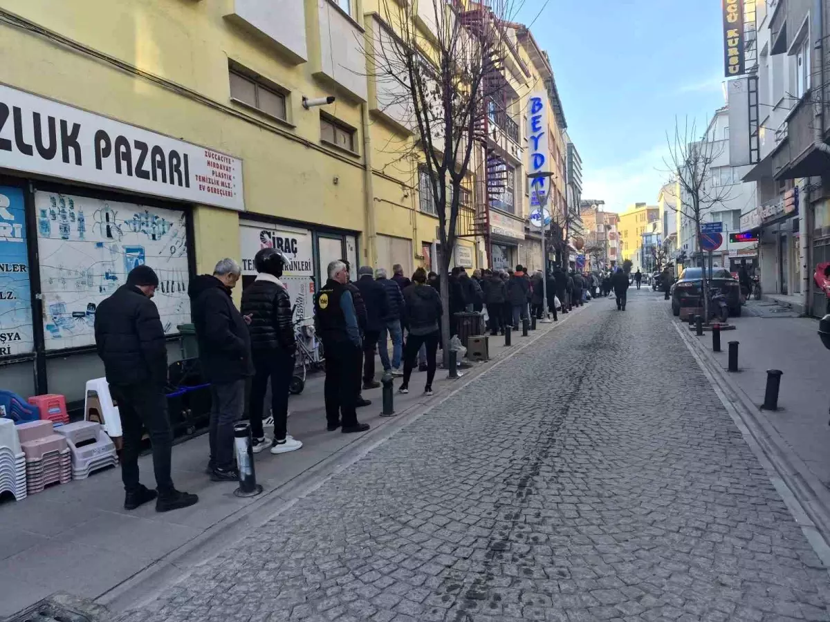 Eskişehir'de ilk iftar öncesi metrelerce "pide" kuyruğu