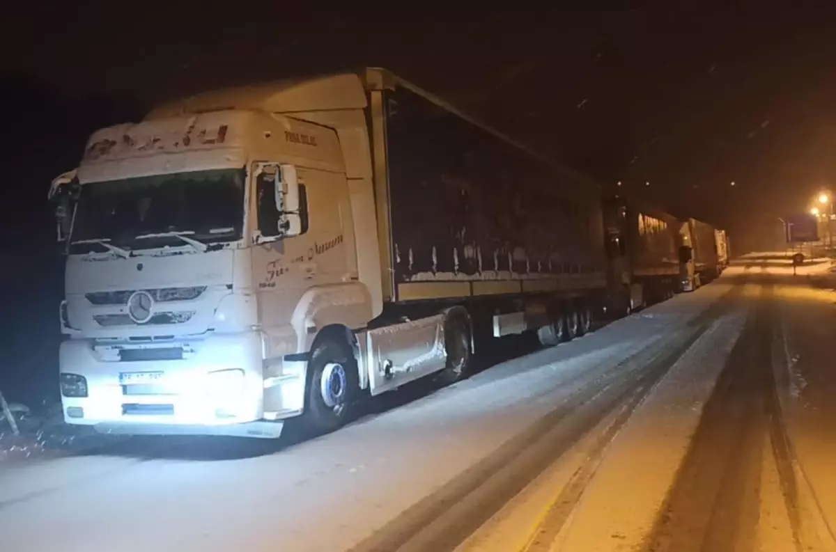 Ilgar Dağı geçidi ulaşıma kapandı, TIR'lar yolda bekliyor