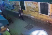 İstanbul-Beyoğlu'nda kadın turistin yere saçılan paralarını toplayan esnaf: 'Teşekkür bile etmedi, saçını tarayıp gitti'