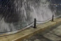 İstanbul'da fırtına nedeniyle bazı binaların çatısı uçtu, denizde dev dalgalar oluştu