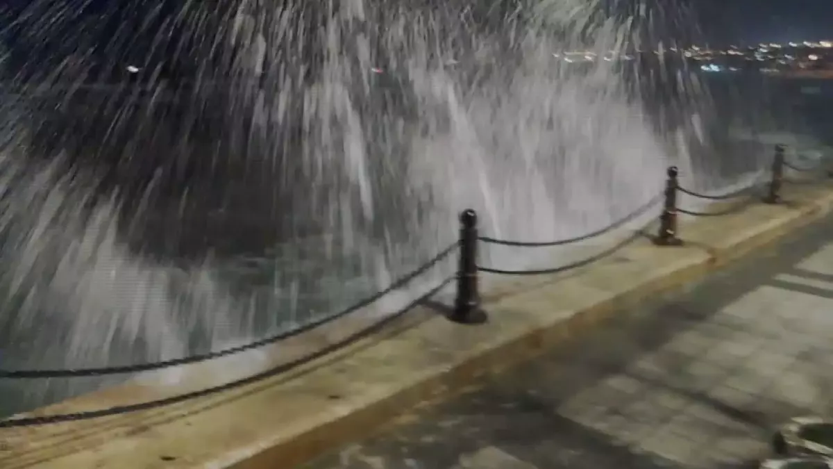 İstanbul'da fırtına nedeniyle bazı binaların çatısı uçtu, denizde dev dalgalar oluştu