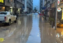 İzmir'de kuvvetli sağanak nedeniyle bazı iş yerlerini su bastı