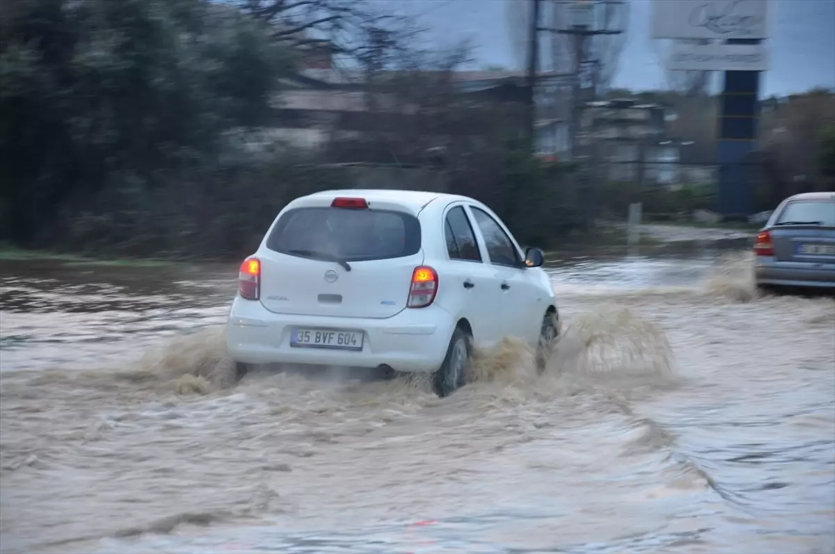İzmir'in Ödemiş ilçesinde yağış hayatı olumsuz etkiledi