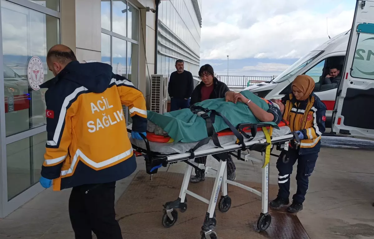 Kesimi yapılan mermer blok düştü, 5 işçi yaralandı