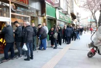 Sakarya'da ilk iftar öncesi metrelerce pide kuyruğu