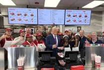 Trump, bir restoranı ziyaret ederek başkanlık uçağına götürmek için hamburger sipariş etti