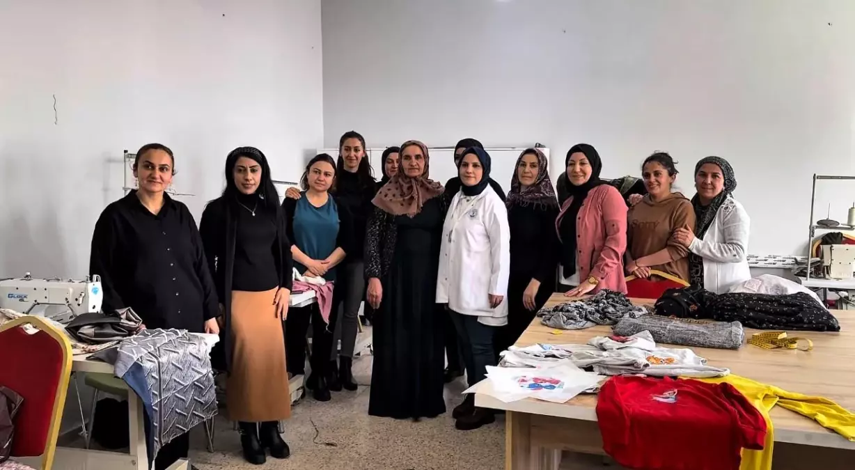 Yüksekova'da kadınlar dikiş-nakış kursuyla hem meslek ediniyor hem sosyalleşiyor