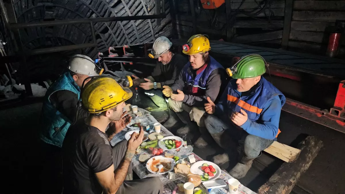 Zonguldak'ta madenciler, yerin metrelerce altında ilk sahurunu yaptı