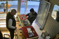 Altın yüzüğü fotoğraf çekme bahanesiyle çaldı