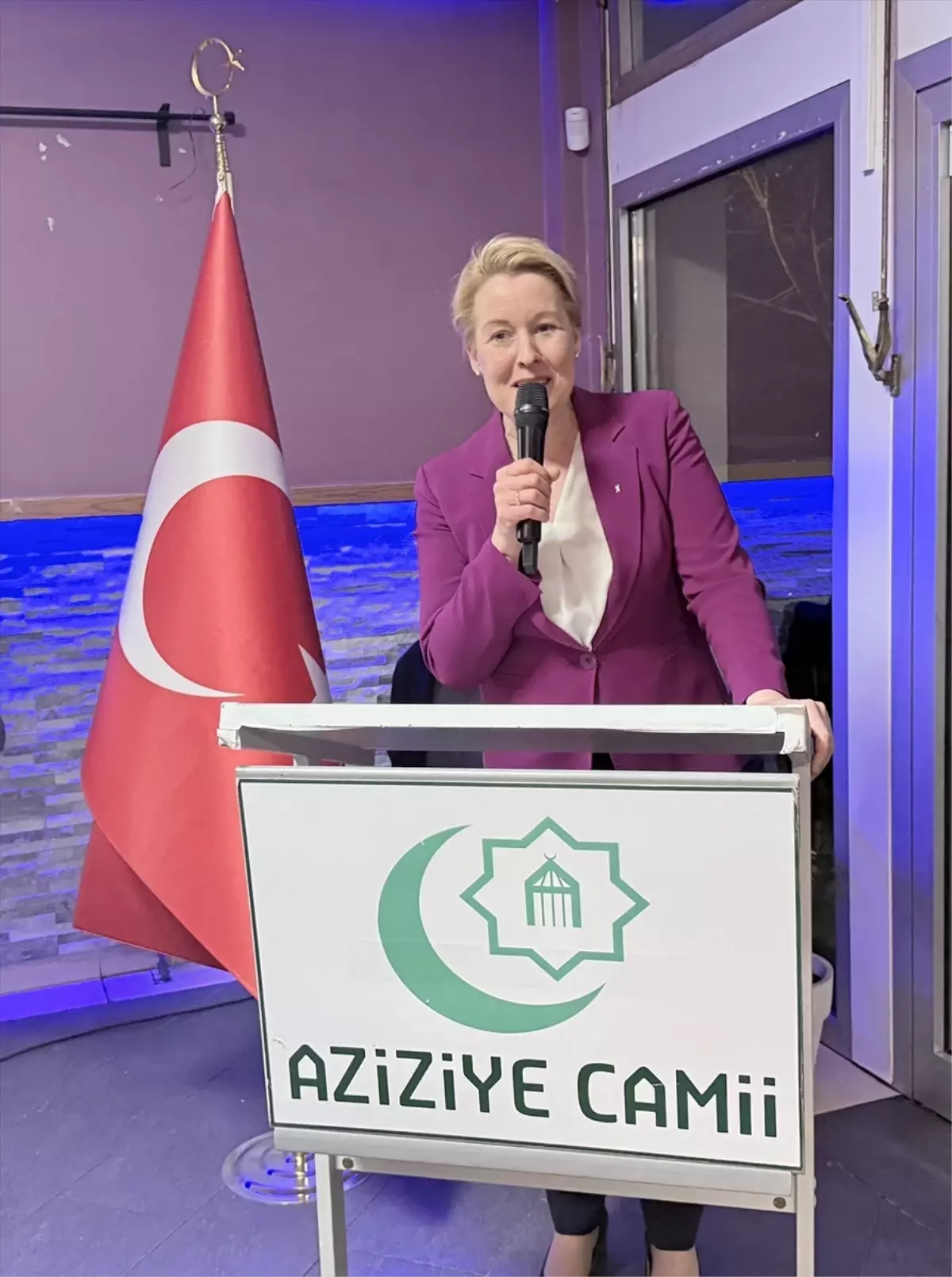 Berlin eyaletinin Ekonomi Bakanı Giffey, Aziziye Camisi Derneğinin iftar programına katıldı