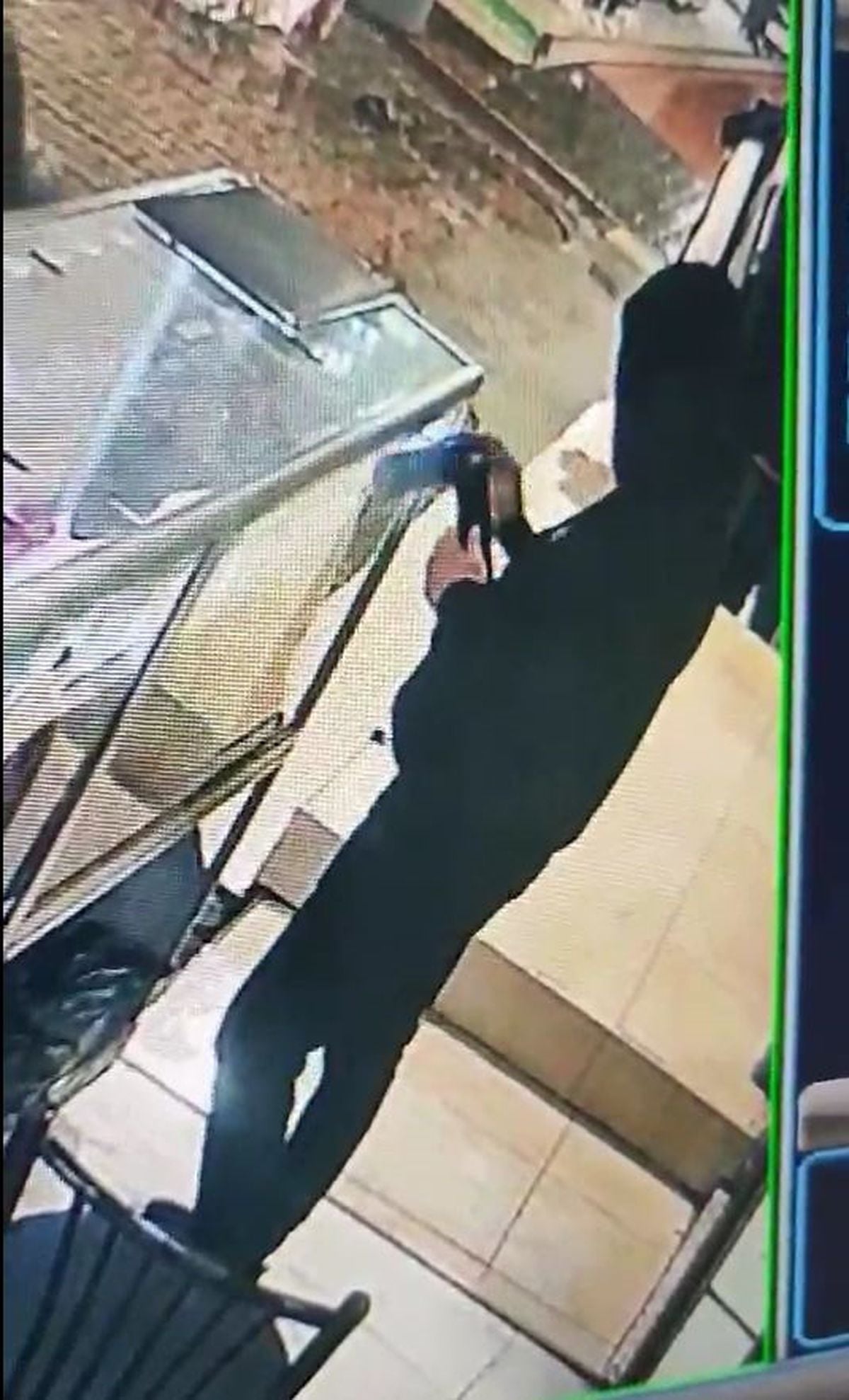 Fiyat sormak için girdiği iş yerinin vitrinindeki cep telefonunu çaldı