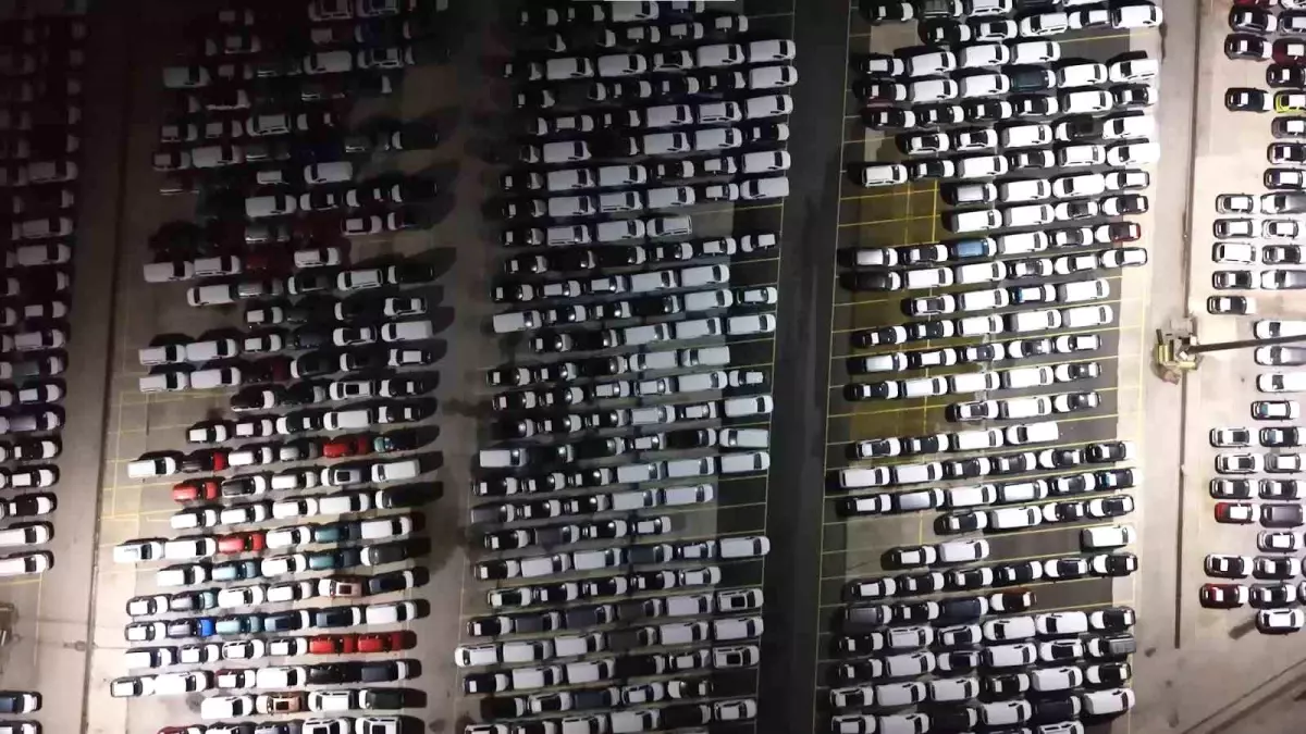 Haydarpaşa Limanı'nda gece mesaisi: 2026 model araçlar limana indirildi