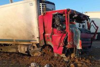 İran'da yeri delen füzenin şarapnel parçasının isabet etmesiyle genç şoföre mezar olan tırın görüntüsü ortaya çıktı