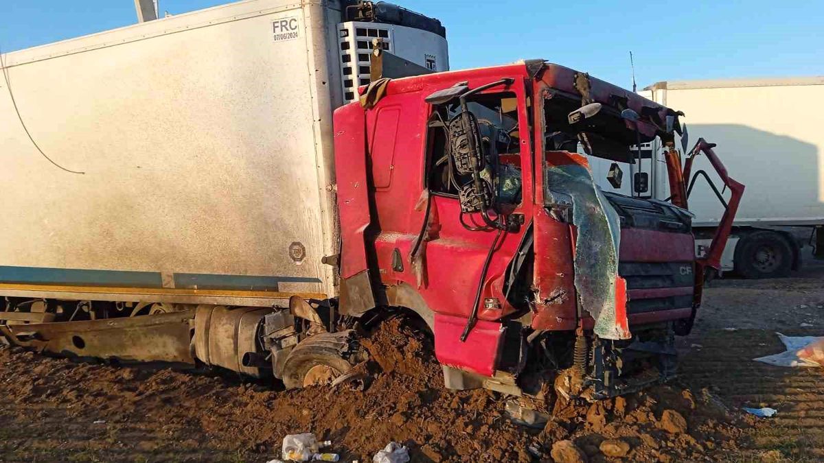 İran'da yeri delen füzenin şarapnel parçasının isabet etmesiyle genç şoföre mezar olan tırın görüntüsü ortaya çıktı