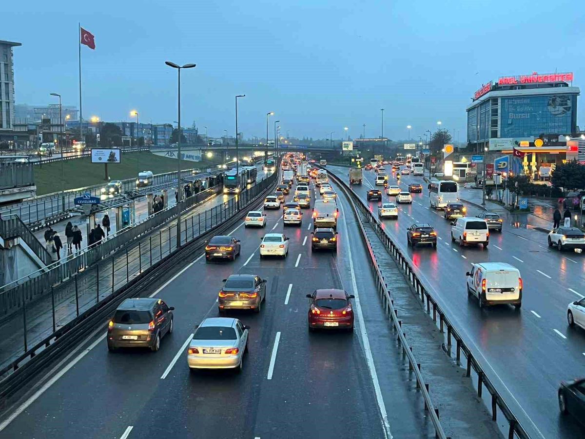 İstanbul'da bayram sonrası haftanın ilk günü sabah saatlerinde trafik yoğunluğu oluştu