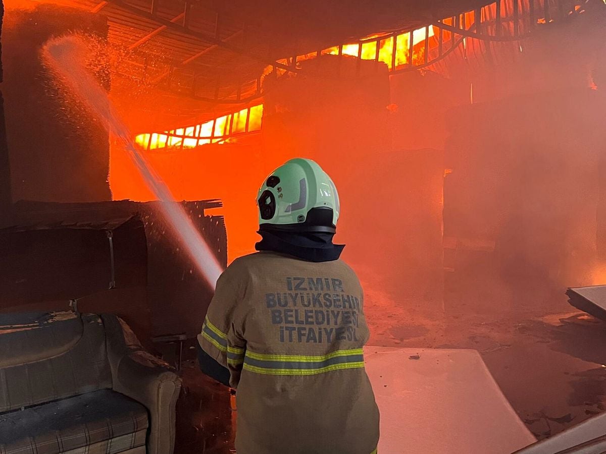 İzmir'de Sanayi Sitesinde Yangın: 41 Araç, 100'den Fazla Personel Müdahale Etti
