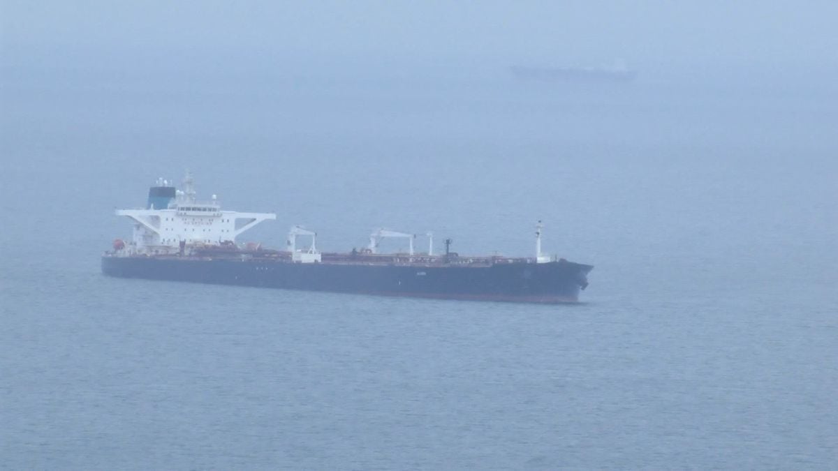 Karadeniz'de saldırıya uğrayan petrol tankeri Türkeli Demirleme Sahası'na çekildi