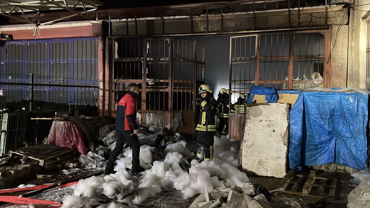 Kayseri'de mobilya atölyesinde çıkan yangın itfaiye ekiplerince söndürüldü