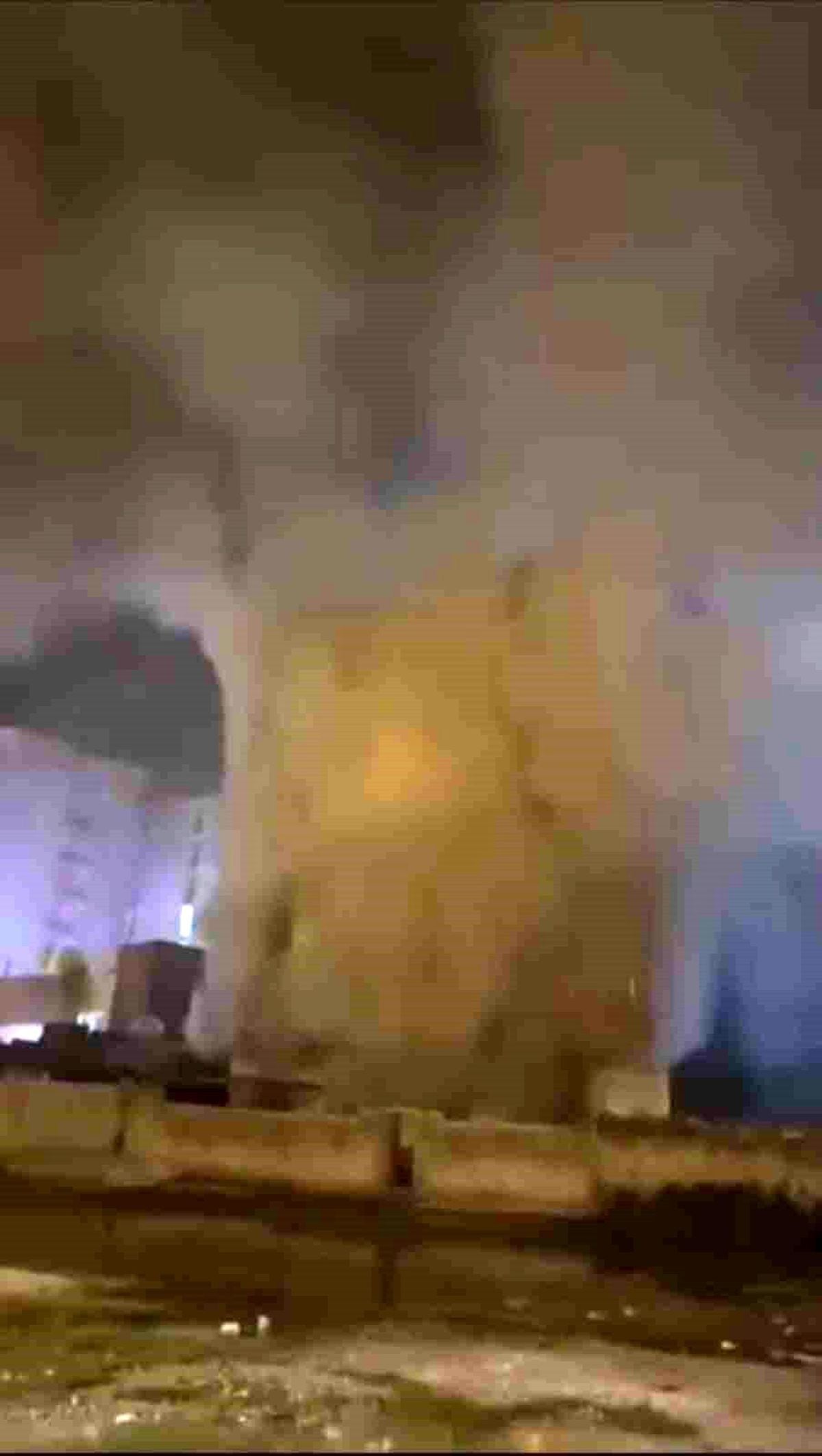 Mardin'de mobilya döşemecisinde çıkan yangın söndürüldü