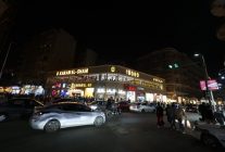 Mısır'da tasarruf önlemleri kapsamında dükkanlar erken kapandı, sokaklar karanlığa büründü