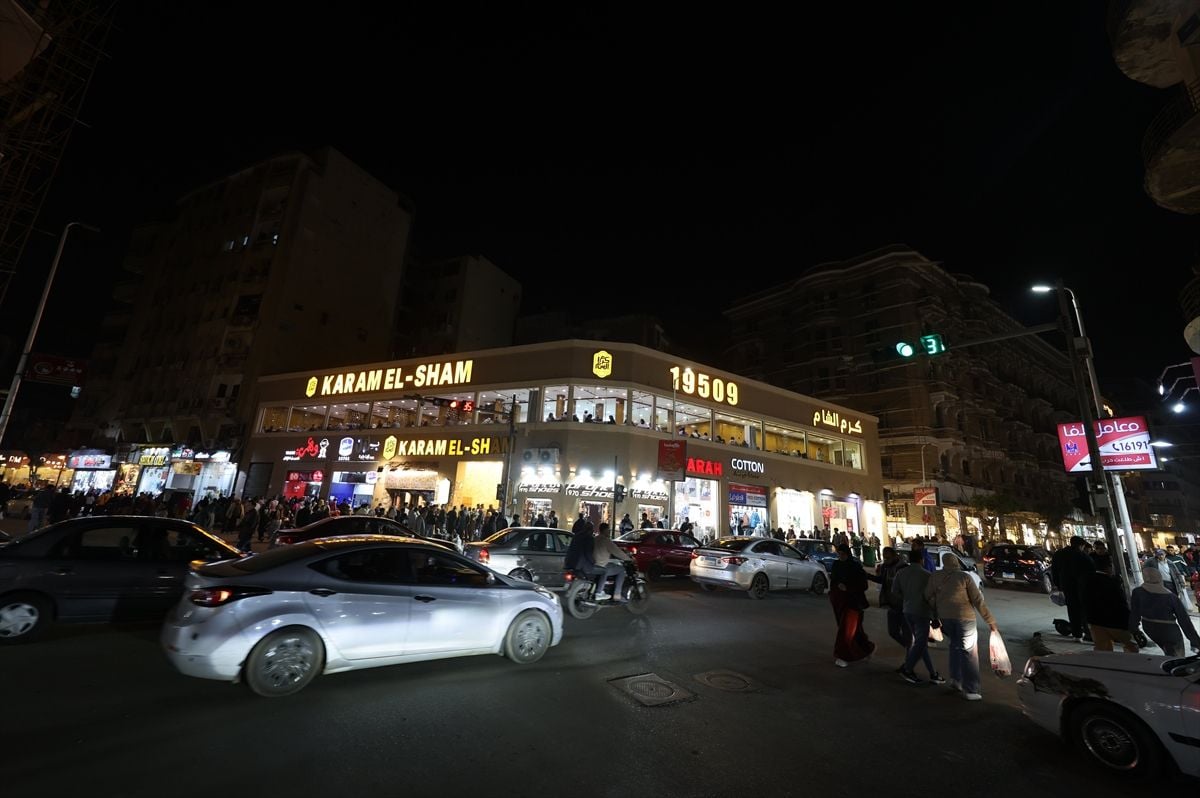 Mısır'da tasarruf önlemleri kapsamında dükkanlar erken kapandı, sokaklar karanlığa büründü