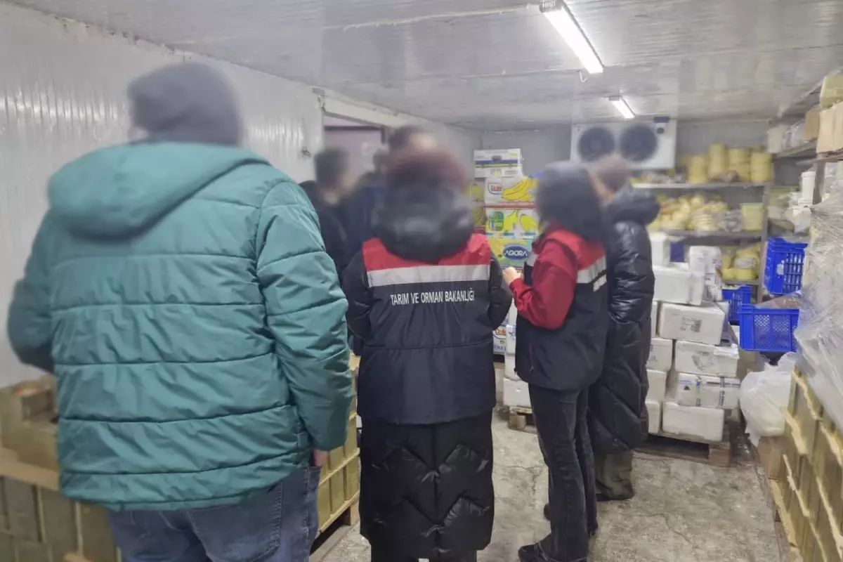 Rize'de bir depoda mevzuata ve tüketime aykırı 9 ton 750 kilo gıdaya el konuldu