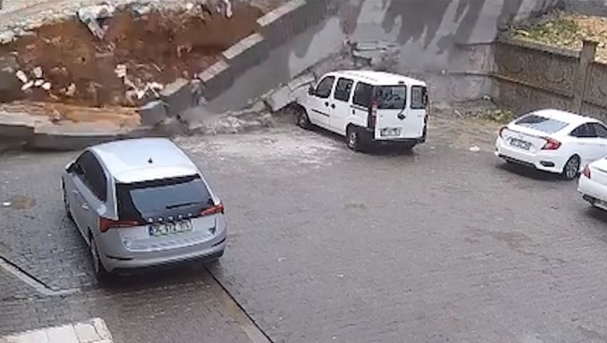 Şanlıurfa'da sağanak nedeniyle cadde ve sokaklar göle döndü