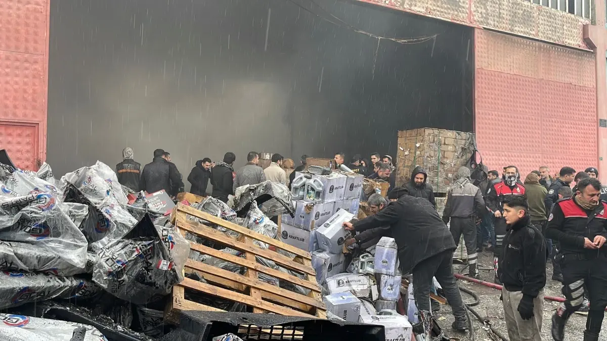 Şanlıurfa'da yanıcı maddelerin bulunduğu depoda yangın