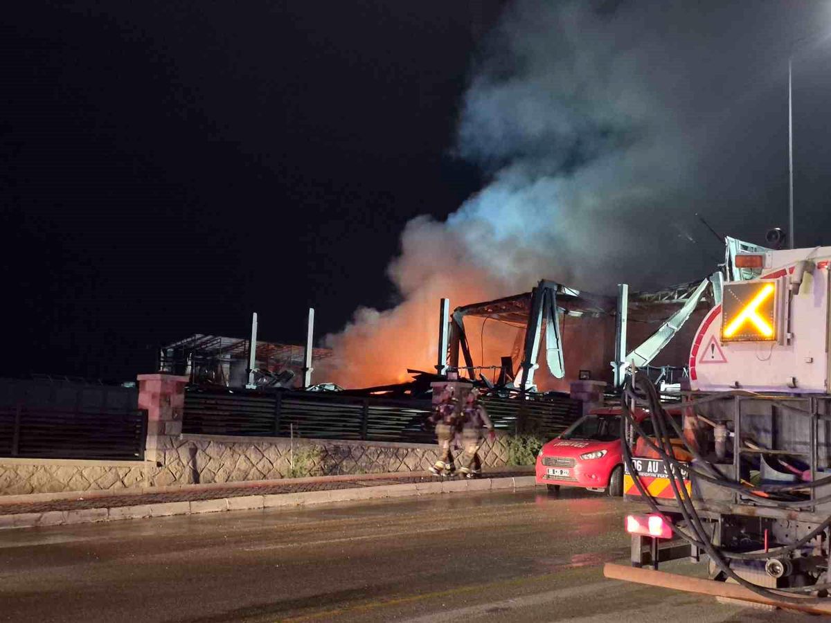 Ankara'da bir ilaç fabrikası çıkan yangın sonrası kullanılamaz hale geldi