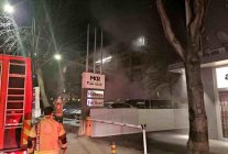 Beşiktaş'ta araç kiralama şirketinde çıkan yangında yaklaşık 100 milyon değerinde 15 araç alevlere teslim oldu