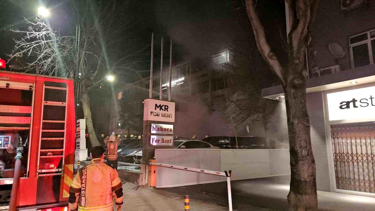 Beşiktaş'ta araç kiralama şirketinde çıkan yangında yaklaşık 100 milyon değerinde 15 araç alevlere teslim oldu