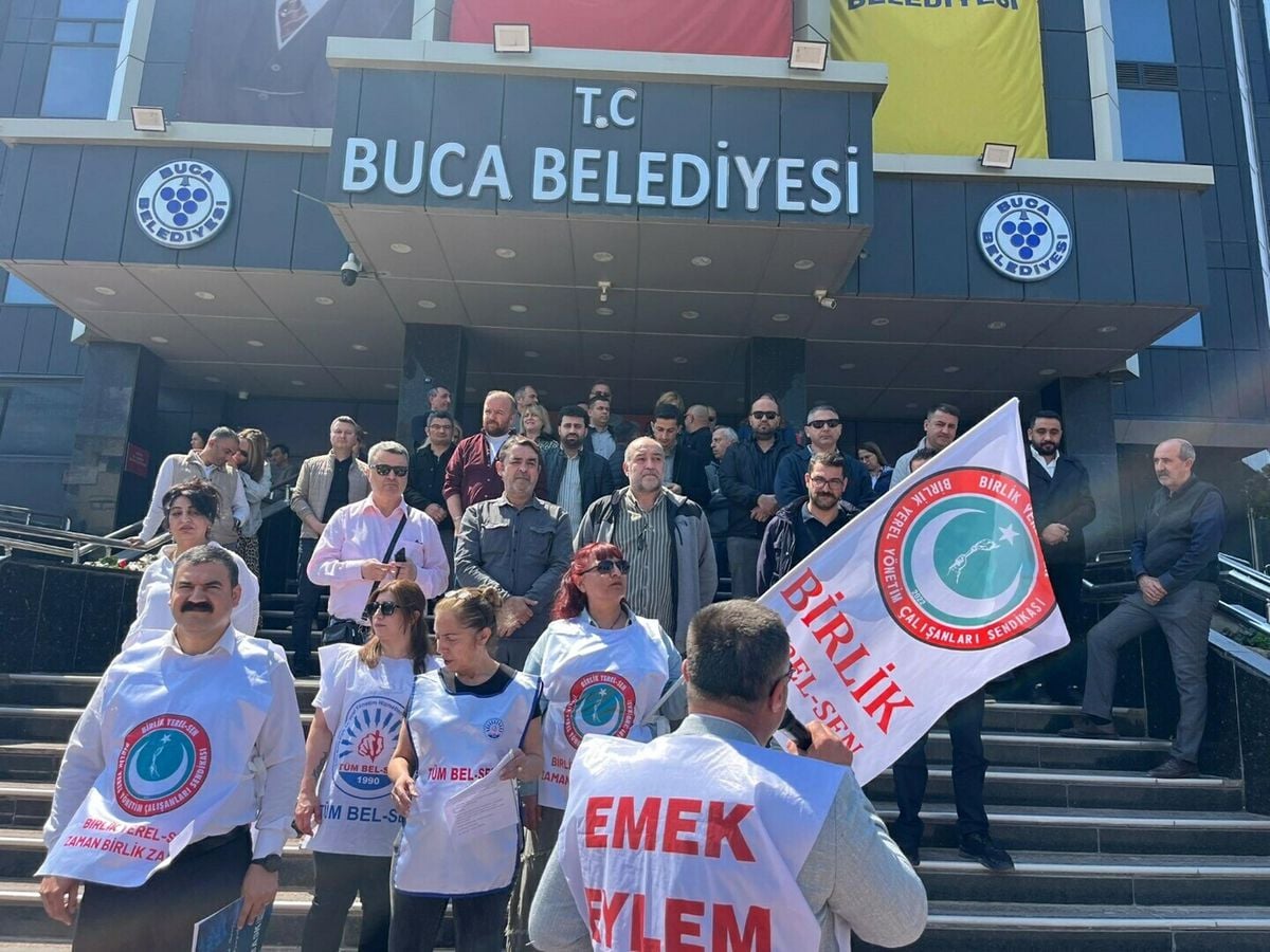 Buca Belediyesi'nde memurlar geriye dönük TİS haklarını alamadıkları için iş bıraktı