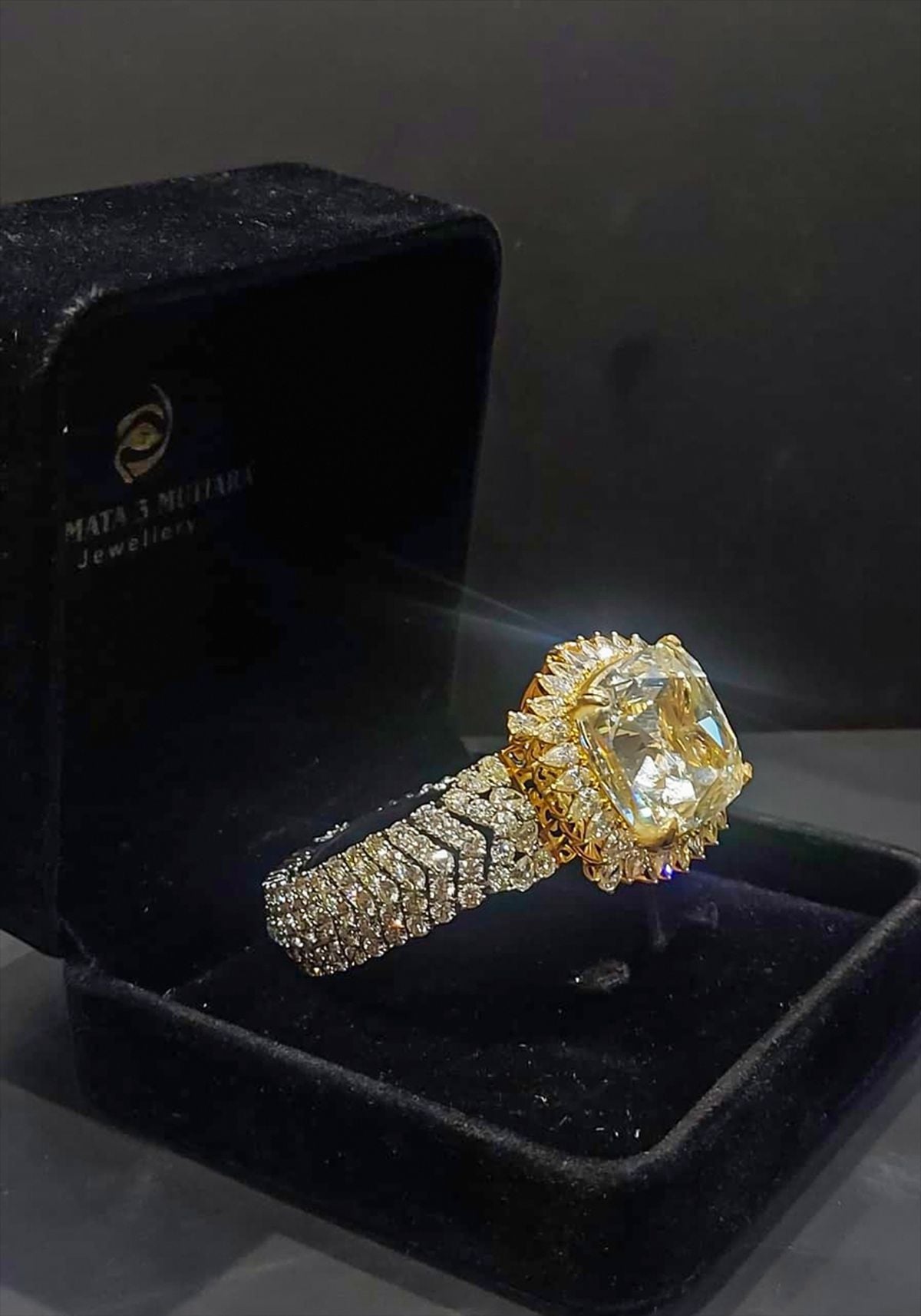 Endonezya'dan getirilen 80 karatlık pırlantayı Kapalıçarşı'da satmaya çalışan 6 şüpheli yakalandı