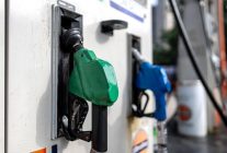 İran ve ABD'nin ateşkes açıklamasının ardından petrol fiyatları geriledi