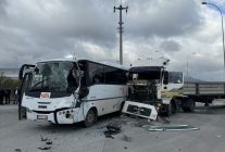 Karaman'da işçi servisi ile tır çarpıştı, 12 kişi yaralandı