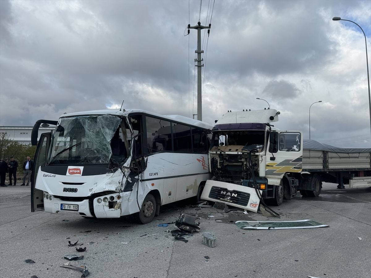 Karaman'da işçi servisi ile tır çarpıştı, 12 kişi yaralandı